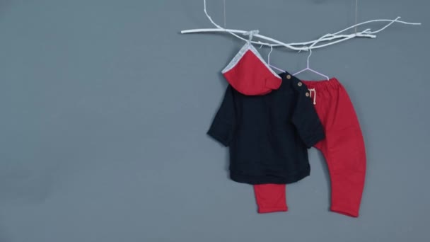 Bebek Kıyafetleri Kırmızı Pantolon Şapka Gri Arka Planda Siyah Gömlek — Stok video