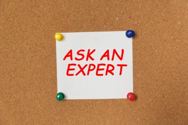 Bir mantar panoya yapıştırılmış bir çıkartma üzerine yazılmış bir uzman sor