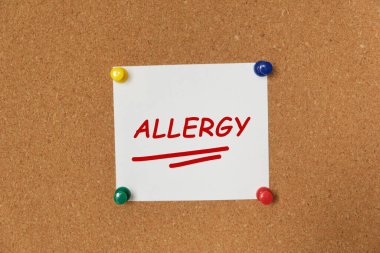 Mantar panoya yapıştırılmış bir çıkartmaya ALLERJY metni