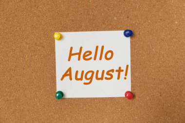Mesaj Merhaba August! Mantar panoya yapıştırılmış bir çıkartma üzerine yazılmış.