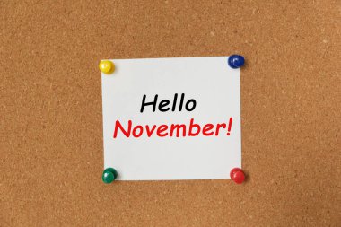 Merhaba November! Merhaba November! Mantar panoya yapıştırılmış bir çıkartma üzerine yazılmış.