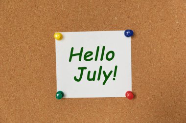 Mesaj Merhaba July! Mantar panoya yapıştırılmış bir çıkartma üzerine yazılmış.