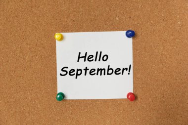 Merhaba Eylül mesajı! Mantar panoya yapıştırılmış bir çıkartma üzerine yazılmış.