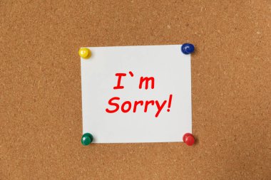 Özür dilerim, mantar panoya yapıştırılmış bir etiket.