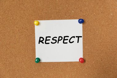 Mantar panoya yapıştırılmış bir çıkartma üzerine yazılan metin RESPECT