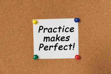 Metin alıştırması mükemmelleştirir! Mantar panoya yapıştırılmış bir çıkartma üzerine yazılmış.