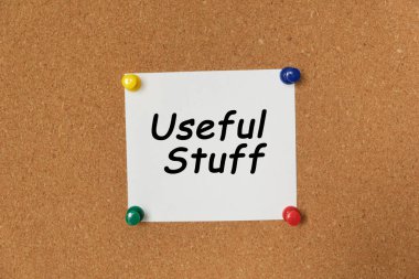 Mantar panoya yapıştırılmış bir çıkartma üzerine yazılmış kullanışlı şeyler