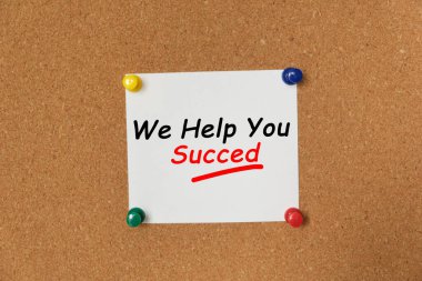 Bir mantar panoya yapıştırılmış bir çıkartmaya yazarak size yardım ediyoruz.