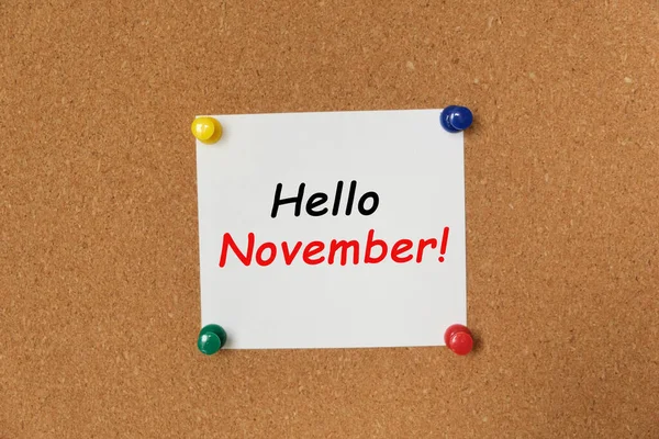 Merhaba November! Merhaba November! Mantar panoya yapıştırılmış bir çıkartma üzerine yazılmış.