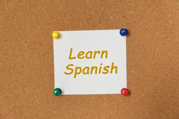 Testo Impara Spagnolo Scritto Adesivo Appuntato Una Lavagna Sughero — Foto Stock