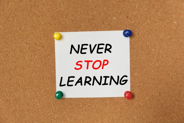 Testo Mai Stop Learning Scritto Adesivo Appuntato Una Lavagna Sughero — Foto Stock