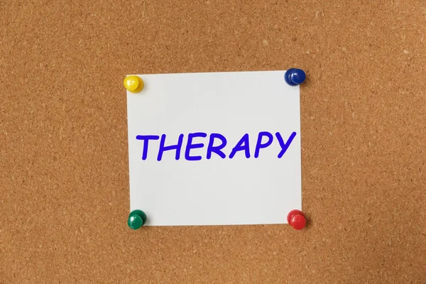 Therapy Texto Escrito Una Pegatina Fijada Tablero Corcho —  Fotos de Stock