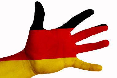 Avuç içini Almanya bayrağı görüntüsüyle aç. Çok amaçlı bir kavram. Beyaz arka planda görüntü. İzole et