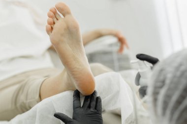 Mikrop, bakteri ve virüs yayılmasını önlemek için alkol spreyi ya da anti bakteri spreyi kullanan bir kadının eli. Kişisel hijyen kavramı.