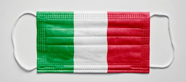 Italiens Flagga Det Pandemia Medicinsk Mask Medicinsk Skyddsmask Vit Bakgrund — Stockfoto