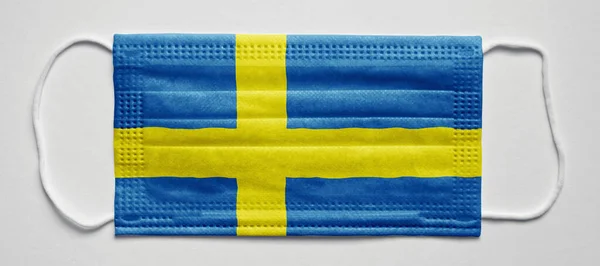 瑞典国旗 Pandemia 白色背景下的医疗面罩 医疗防护面罩 医疗保健和医疗概念 — 图库照片