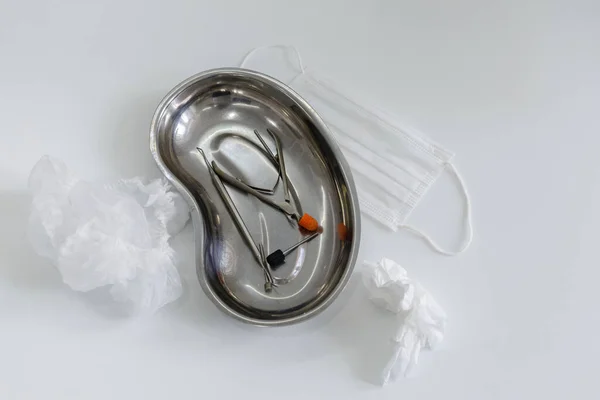 Instrumento Médico Metal Para Pedicure Uma Máscara Protetora Fotografia Macro — Fotografia de Stock