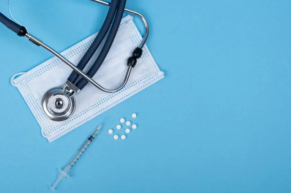 Orvosi Kellékek Maszk Tabletta Sztetoszkóp Kék Alapon Izolált Fecskendő Vírusvédelem — Stock Fotó
