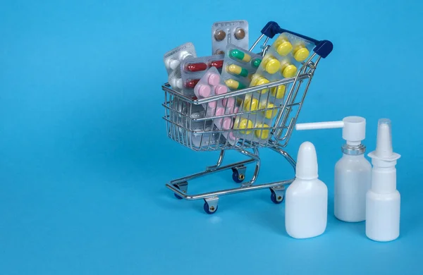 Різноманітні Таблетки Супермаркеті Синьому Фоні Фармацевтична Медицина — стокове фото