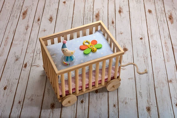 Деревянная игрушечная тележка с детскими погремушками — стоковое фото