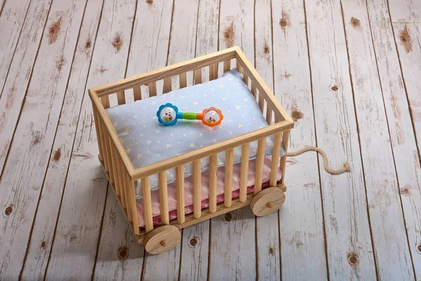 Carrello giocattolo in legno con sonaglio per bambini — Foto Stock
