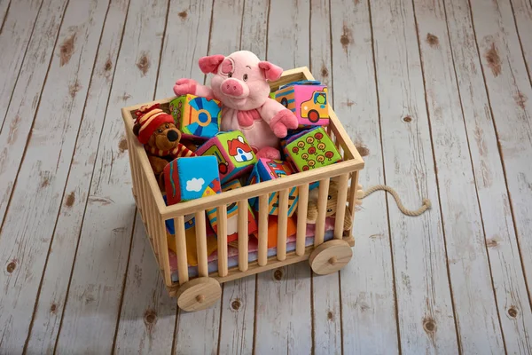 Porky Pink и Teddy Bear играют в тележке — стоковое фото