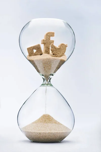 Idő és a szociális média fogalma — Stock Fotó