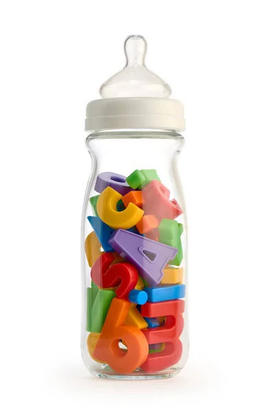 Frasco de bebê isolado contendo letras de brinquedo coloridas — Fotografia de Stock