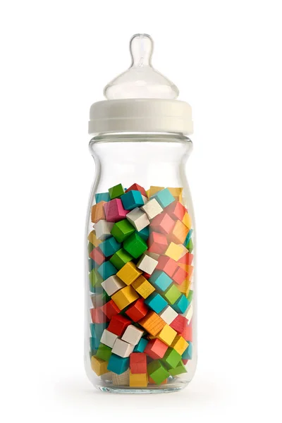 Na białym tle noworodek butelki zawierające kolorowe drewniane kostki — Zdjęcie stockowe