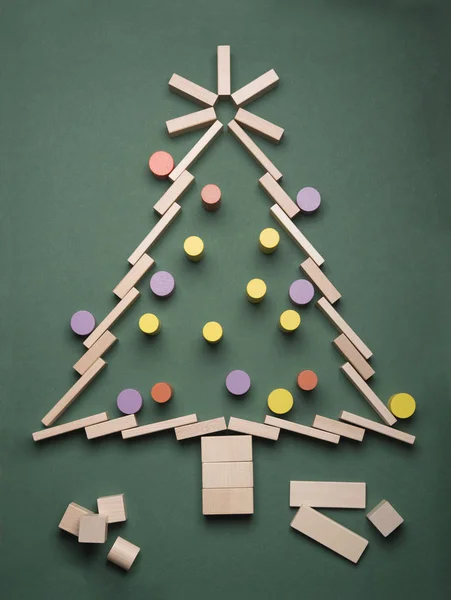 Forma dell'albero di Natale costituito da cubi di legno giocattolo Foto Stock