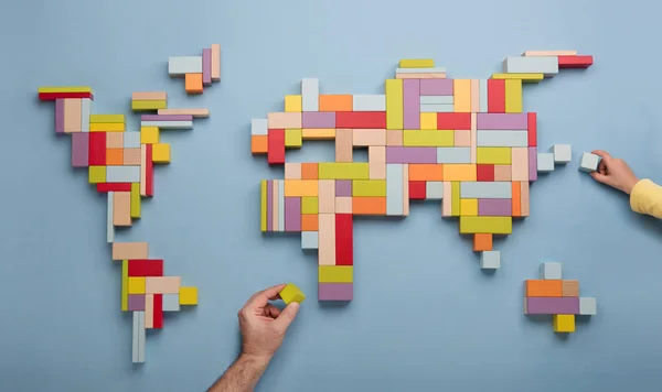 Mappa del mondo realizzata con blocchi di giocattoli in legno colorato . Immagini Stock Royalty Free