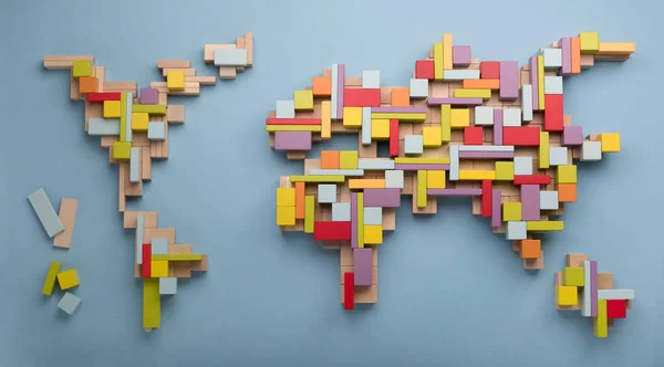 Världskarta tillverkad av färgglada träleksaker block. Stockbild