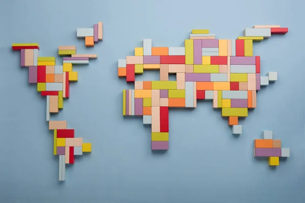 Mapa del mundo hecho de bloques de juguete de madera de colores . Fotos de stock libres de derechos