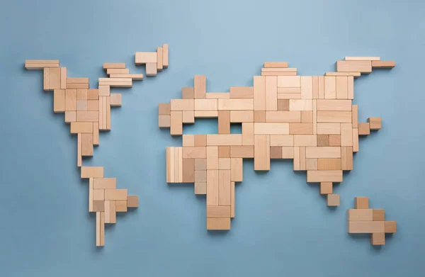 Weltkarte aus Holzspielzeugklötzen. lizenzfreie Stockbilder