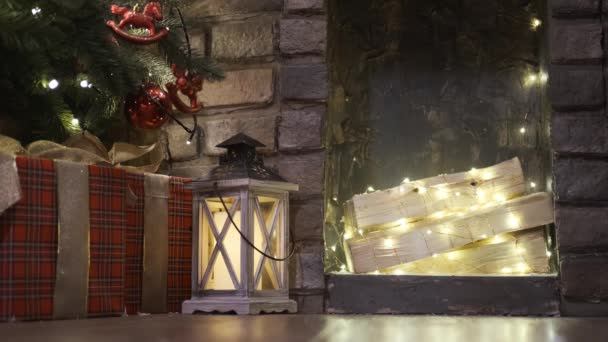 Boże Narodzenie i Nowy Rok wnętrze, kominek z girlandą, prezenty pod choinką, krzesło — Wideo stockowe