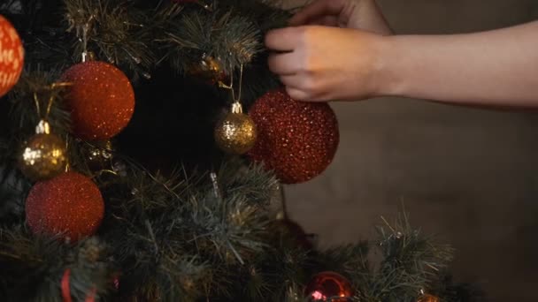 Año nuevo y el interior de Navidad, regalos bajo el árbol, decoraciones, juguetes de Navidad , — Vídeo de stock