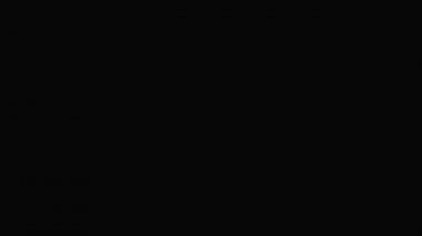 Siyah tıbbi maskeli beyaz kız, yüzünde yanıp sönen kırmızı ve mavi ışık.