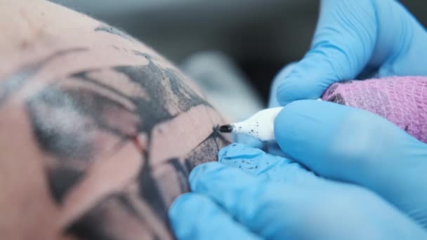 Tattoo Studio, ragazzo si fa tatuare a colori sul braccio, sanguina — Video Stock