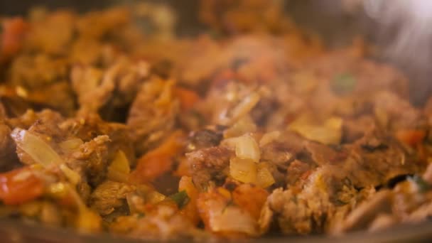 Grönsakstuvning med kött i stekpanna, det finns rök, stor ram i slow mo — Stockvideo
