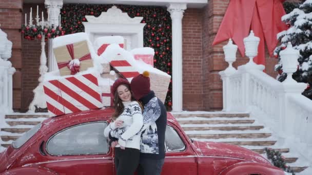 Chico abrazos y besos chica, concepto de Navidad y año nuevo. Casa decorada cerca — Vídeos de Stock