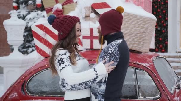 Chico abrazos y besos chica, concepto de Navidad, año nuevo. Junto a cajas con regalos — Vídeo de stock