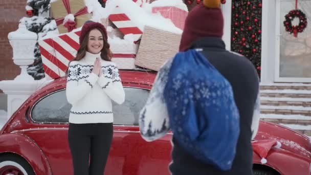 Dívka je šťastná s dárkem, skoky a smajlíky.koncept Vánoce a nový rok — Stock video