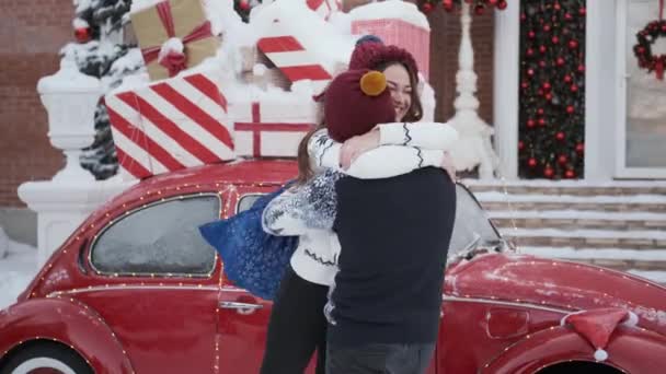 Menina está feliz com o presente, saltos e sorrisos.conceito de Natal e ano novo — Vídeo de Stock