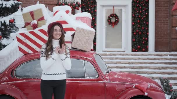 Menina está feliz com o presente, saltos e sorrisos.conceito de Natal e ano novo — Vídeo de Stock