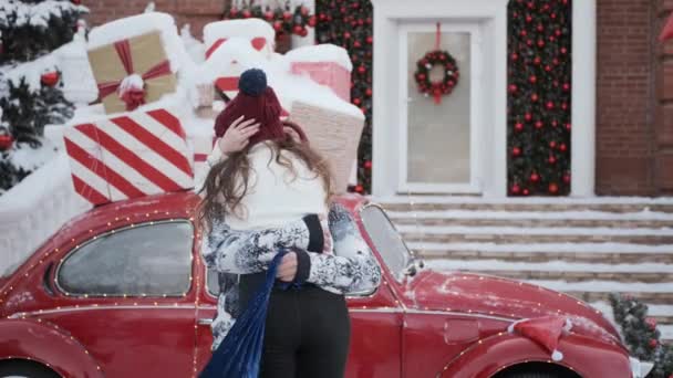 Menina está feliz com o presente, saltos e sorrisos.conceito de Natal e ano novo — Vídeo de Stock