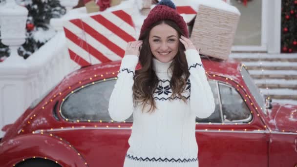 Mädchen lächelt, schaut in den Rahmen, glücklich mit Urlaub, Neujahrskonzept, Weihnachten — Stockvideo