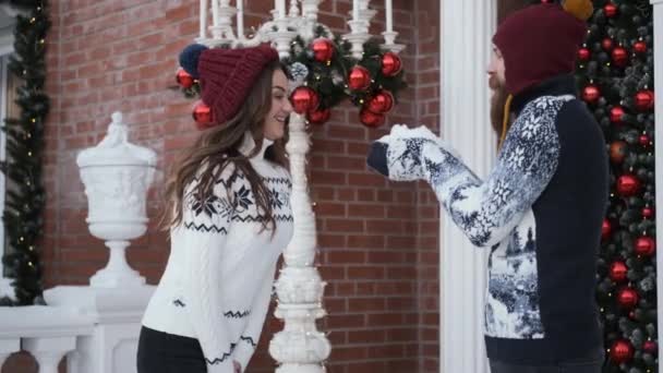 Flicka blåser snö ur händerna, jublar leenden, begreppet nyår och jul — Stockvideo