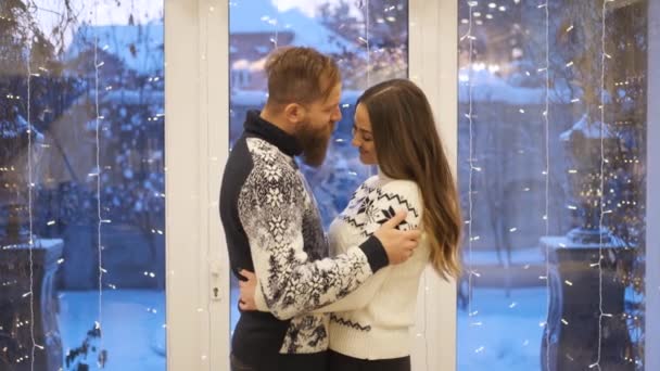 Erkek ve kız kış akşamları verandanın yanında öpüşürler. Yeni yıl ve Noel konsepti. — Stok video