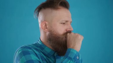 Kafkasyalı adamın astımı var, ilaç alıyor ve rahatça iç çekiyor.