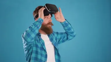 Modern 3D VR artırılmış gerçeklik gözlüğü takan beyaz bir adam.
